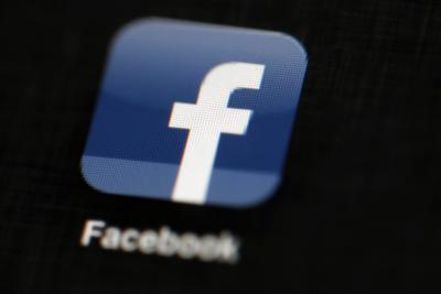 Logo de Facebook exhibido en un iPad en Filadelfia. El Oculus Quest 2 de Facebook asoma como un paso importante con miras a la popularización de la realidad virtual, una tecnología  revolucionaria, que promete mucho pero no termina de despegar. (AP Photo/Matt Rourke, File)