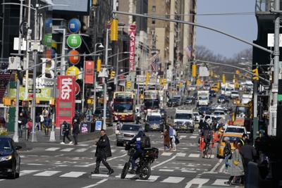 Personas disfrutan un día soleado en Times Square en Nueva York en esta fotografía de archivo del 10 de marzo de 2021. Al aumentar las esperanzas de una vuelta a la normalidad a medida que amaina la pandemia en Estados Unidos y Europa, prolifera la visión de unos “Roaring Twenties”, similares a la próspera década pospandemia de hace un siglo.  (AP Foto/Seth Wenig)