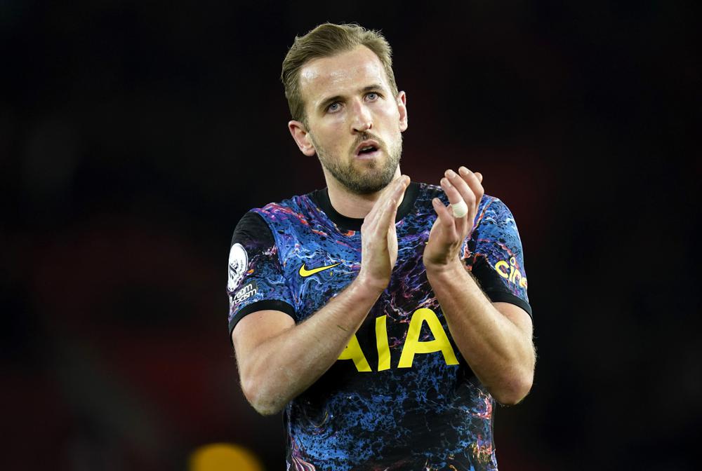 El delantero de Tottenham Hotspur Harry Kane aplaude a los hinchas tras un partido contra Southampton en la Liga Premier inglesa el 28 de diciembre de 2021. (Andrew Matthews / PA vía AP)