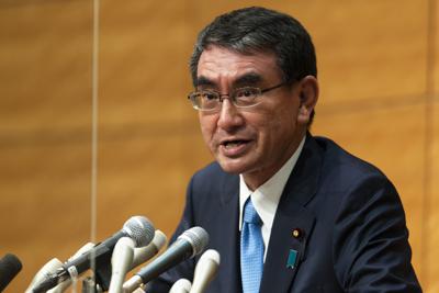 Taro Kono, ministro japonés a cargo de las vacunaciones, responde a una pregunta en una conferencia de prensa tras anunciar formalmente su postulación al puesto de líder del Partido Liberal Demócrata en Tokio el 10 de septiembre del 2021.  (AP Foto/Hiro Komae)