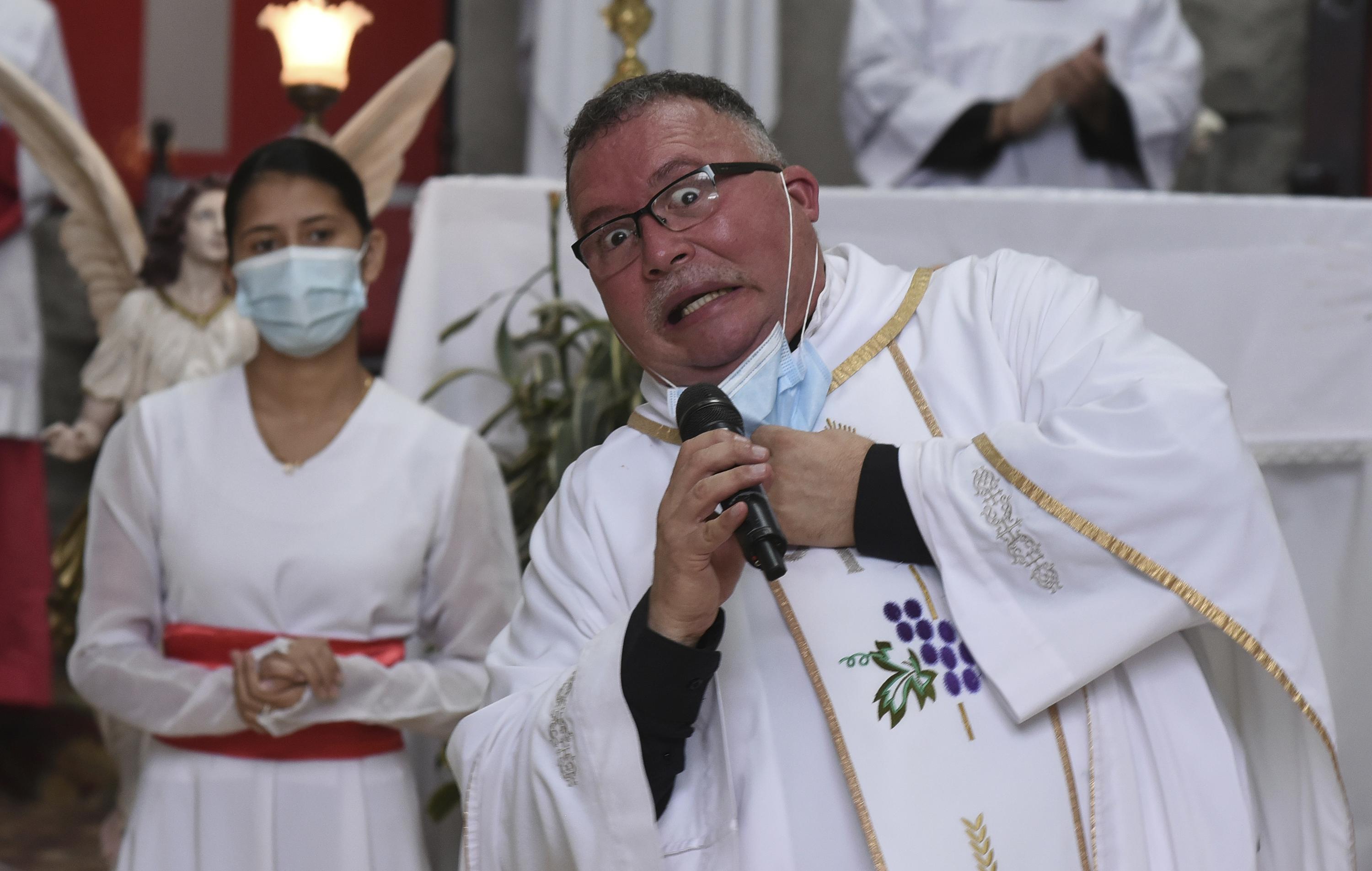 Photo of Un sacerdote costarricense canta un mensaje de salud pública en medio de una pandemia