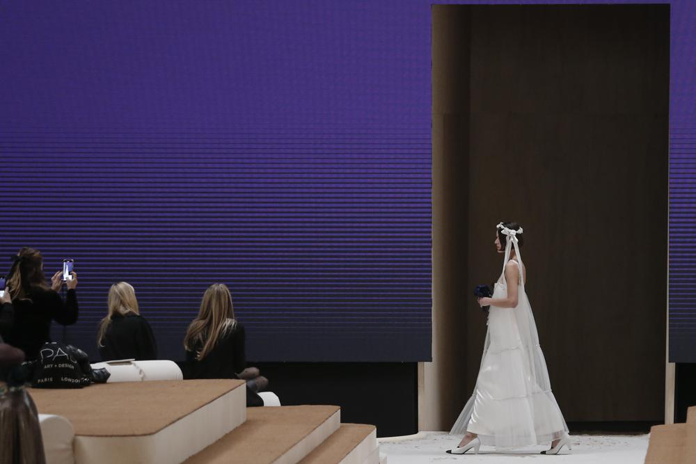 Una modelo luce una creación para la colección de alta costura Primavera-Verano 2022 de Chanel, en París, el martes 25 de enero de 2022. (Foto AP/Lewis Joly)