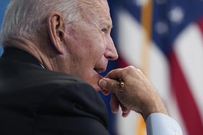 El presidente de Estados Unidos, Joe Biden, durante una reunión virtual con la directora de FEMA, Deanne Criswell, y gobernadores y alcaldes de las áreas afectadas por el huracán Ida, en el auditorio South Court de la Casa Blanca, el 30 de agosto de 2021, en Washington. (AP Foto/Evan Vucci)