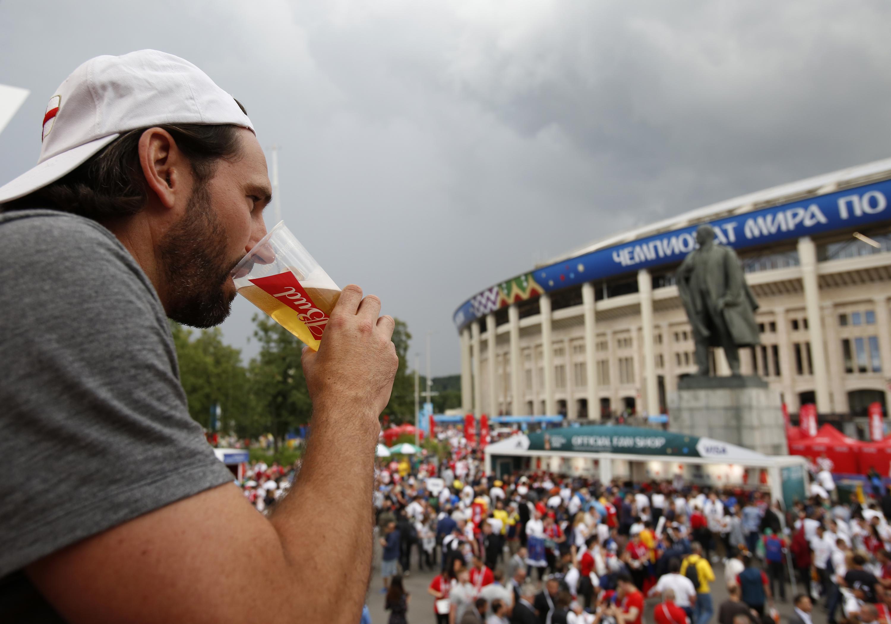 Le chef de la FIFA déclare que les supporters « survivront » sans bière à la Coupe du monde