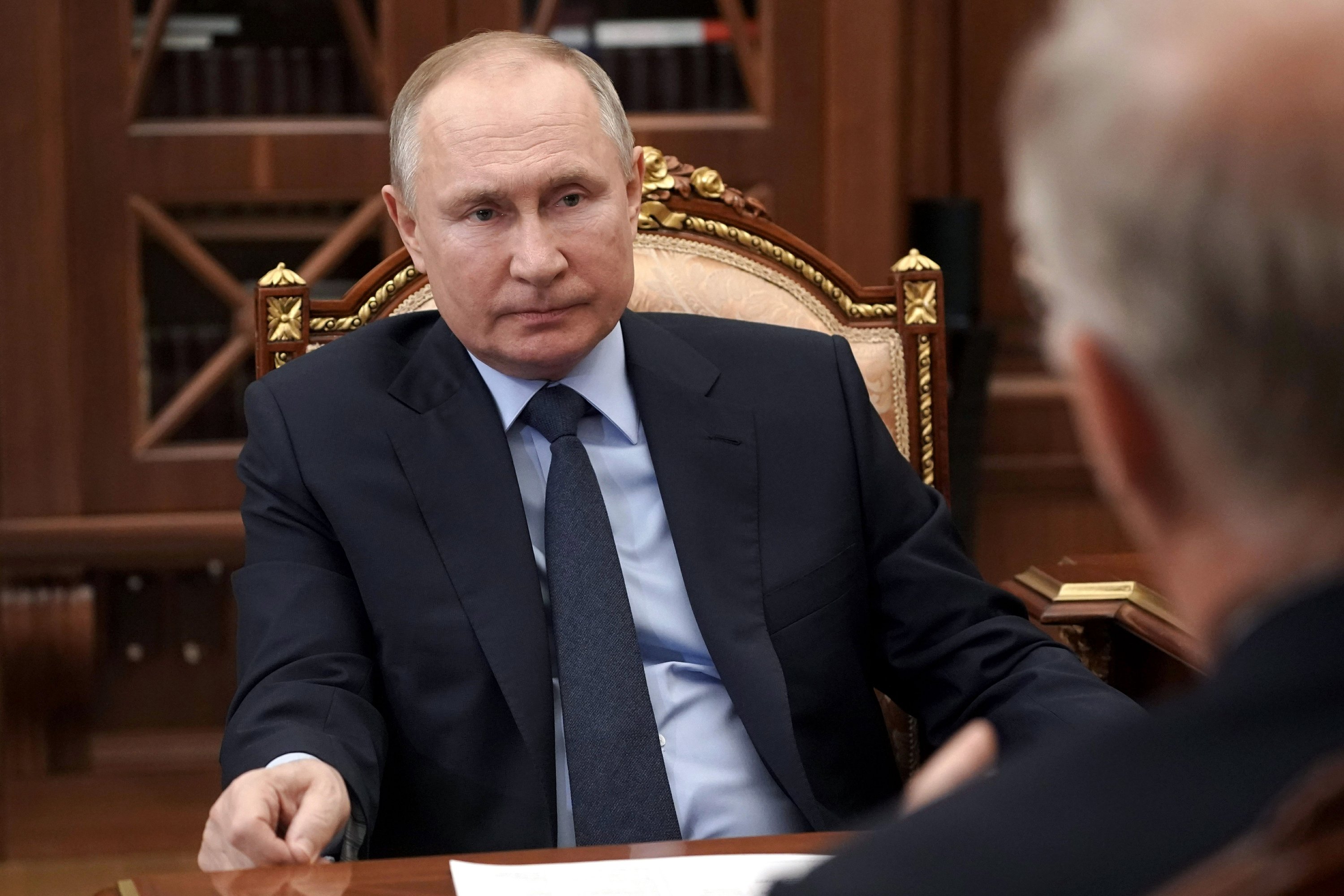 Putin signs the law that allows him two more terms as Russia’s leader