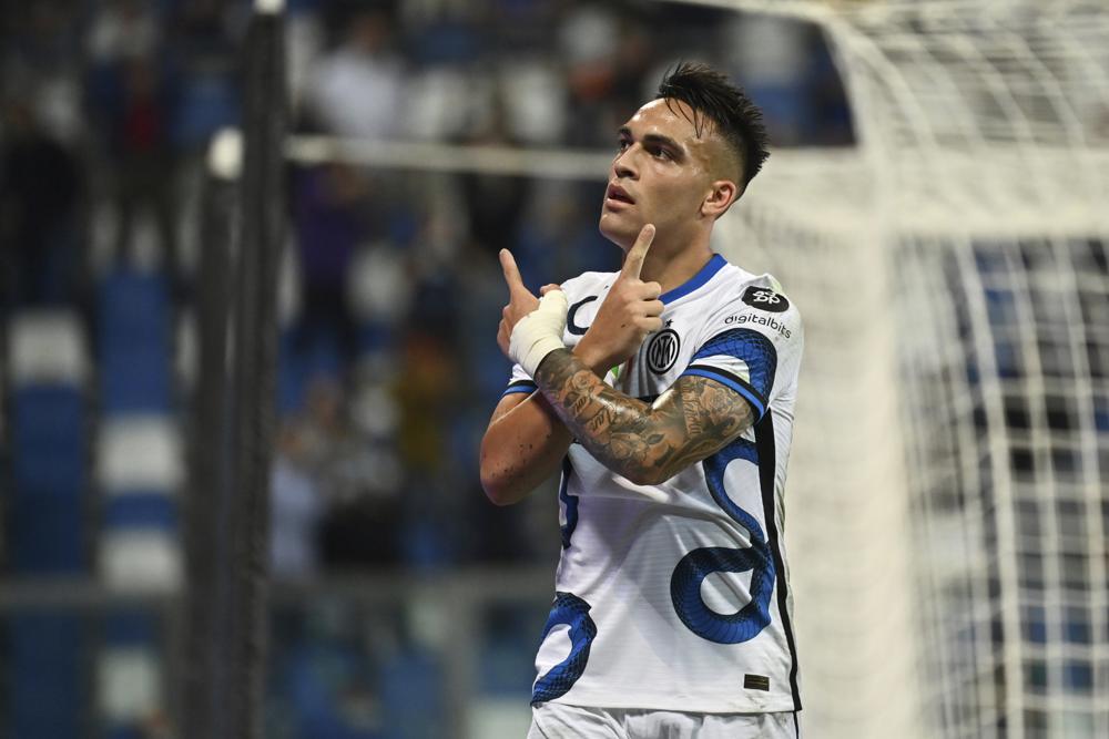 El argentino Lautaro Martínez, del Inter, festeja tras anotar el tanto de la victoria sobre Sassuolo, el sábado 2 de octubre de 2021, en un duelo de la Serie A italiana  (Massimo Paolone/LaPresse via AP)