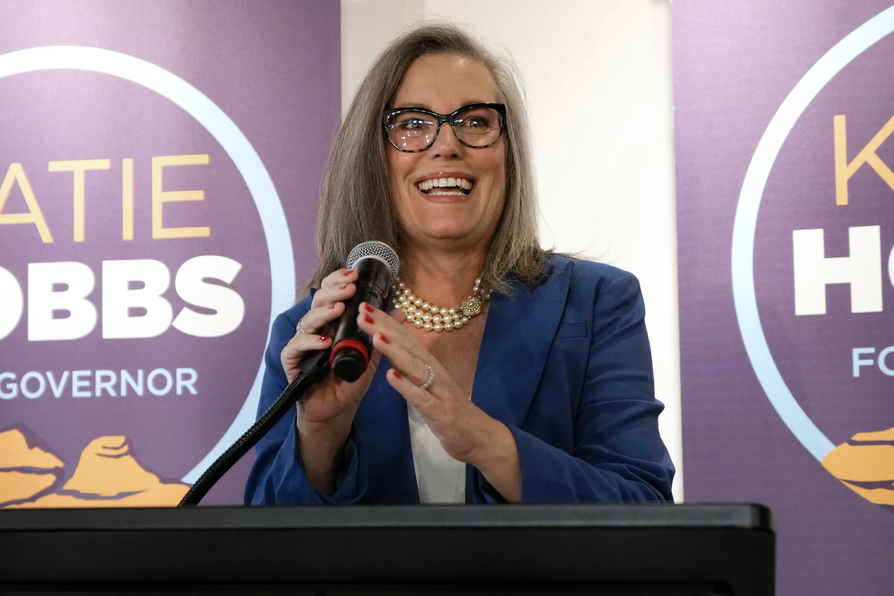 Democrat Katie Hobbs to take office as Arizona governor – The Associated Press – en Español Democrat Katie Hobbs to take office as Arizona governor – The Associated Press – en Español