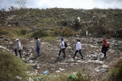 Miembros del Colectivo Solecito, que busca personas desaparecidas en México, inspecciona un sitio donde cree podría haber una fosa clandestina en Veracruz el 11 de marzo del 2019. (AP Photo/Félix Márquez, File)