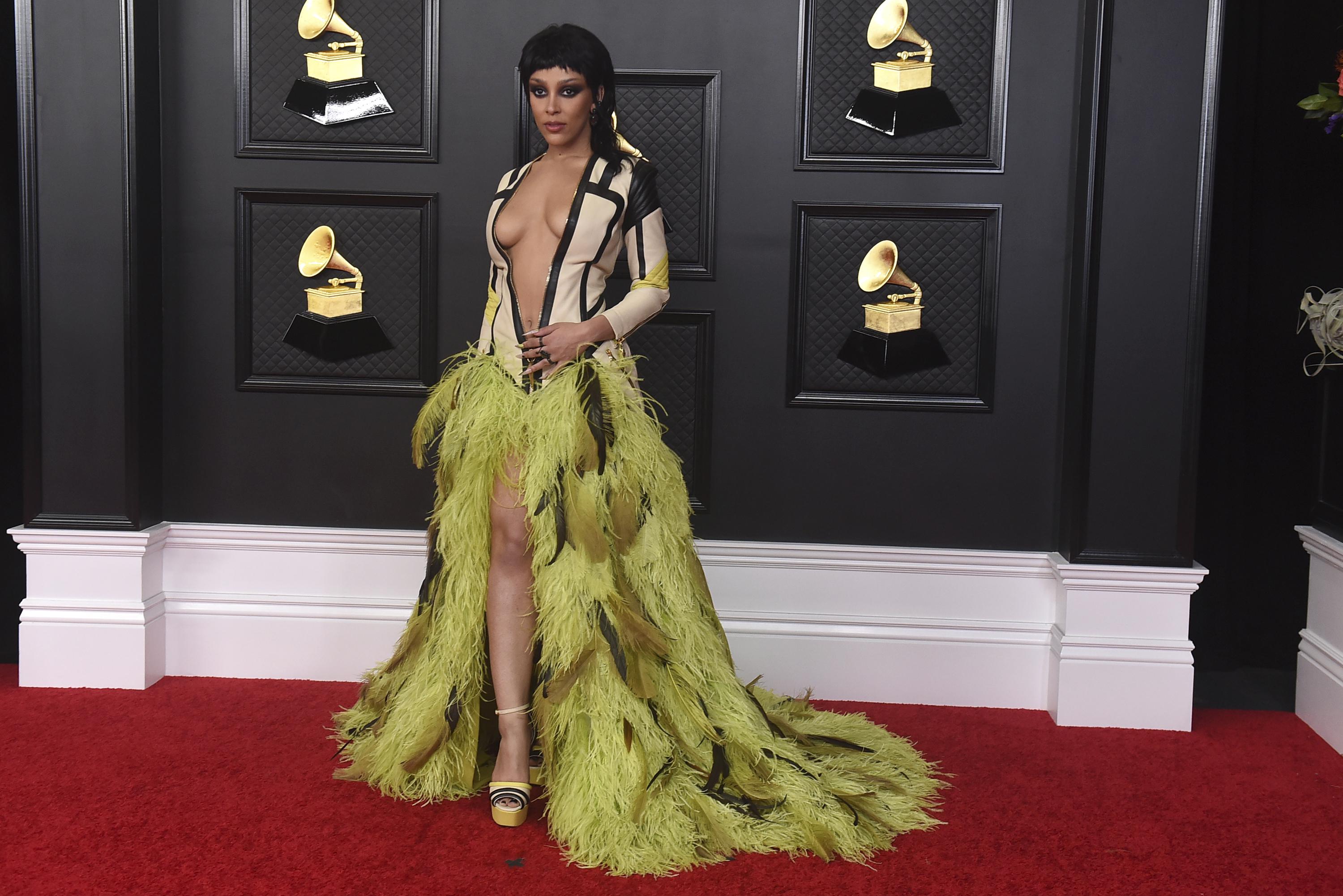 Fashionable Grammys Doja Cat Dua Lipa Harry Styles Boas Ap News