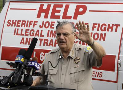 El entonces sheriff del condado de Maricopa Joe Arpaio anuncia una política por la que sus agentes se enfocarían en la detención de inmigrantes sospechosos al volante el 29 de julio del 2010. Arpaio perdió el cargo en el 2016, pero los contribuyentes todavía estan pagando los altos costoso legales asociados con miles de demandas en su contra. (AP Photo/Ross D. Franklin, File)