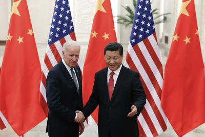 Foto tomada el 4 de diciembre del 2013 del entonces vicepresidente estadounidense Joe Biden (i) con el presidente chino Xi Jinping (d) en Beijing. (Foto AP/Lintao Zhang)
