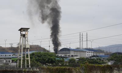 El humo se eleva desde la Penitenciaría Litoral en Guayaquil, Ecuador, el lunes 15 de noviembre de 2021. (AP Foto / Dolores Ochoa)