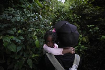 ARCHIVO - Migrantes continúan su viaje hacia el norte, cerca de Acandí, Colombia, el miércoles 15 de septiembre de 2021, en su camino para cruzar el Tapón del Darién desde Colombia a Panamá con el sueño de llegar a Estados Unidos. El número de niños, niñas y adolescentes migrantes que han cruzado la peligrosa selva del Darién, en la frontera con Colombia, se ha duplicado en lo que va de 2022, informa Unicef. (AP Foto/Fernando Vergara, Archivo)