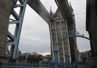 Una vista del Puente de la Torre en el río Támesis de Londres atorado en posición elevada el lunes 9 de agosto de 2021. (AP Foto/Tony Hicks)