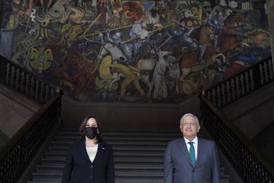 La vicepresidenta de Estados Unidos, Kamala Harris, posa para una fotografía con el presidente de México, Andrés Manuel López Obrador, el martes 8 de junio de 2021, frente a la escalinata del Palacio National en la Ciudad de México. (AP Foto/Jacquelyn Martin)