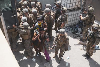 En esta imagen del 20 de agosto de 2021 proporcionada por la Infantería de Marina de Estados Unidos, infantes de marina estadounidenses y las fuerzas noruegas de la coalición asisten con la seguridad en el Control de Evacuación, para asegurar que los evacuados son procesados de forma segura en el Aeropuerto Internacional Hamid Karzai de Kabul, Afganistán. (Sargento del estado mayor Victor Mancilla/Infantería de Marina de Estados Unidos via AP)