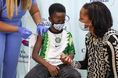 ARCHIVO - La doctora Rhonda Achonolu conforta a su hijo Amechi, de 7 años, cuando él es vacunado para el coronavirus en Montefiore, Nueva York, el 3 de noviembre del 2021 (AP Foto / Mary Altaffer)