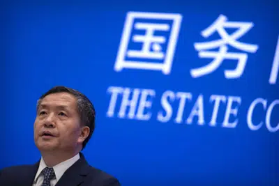 Shen Hongbing, director del Centro para el Control y Prevención de Enfermedades de China, durante una conferencia de prensa sobre los orígenes del COVID-19, en la Oficina de Información del Consejo de Estado, en Beijing, el 8 de abril de 2023. (AP Foto/Mark Schiefelbein)