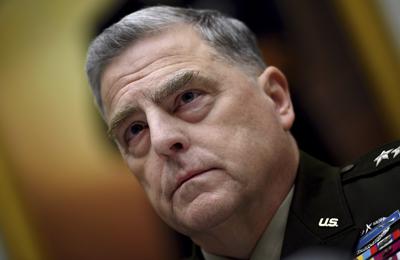 El jefe del Estado Mayor Conjunto de EEUU, el general Mark Milley, durante una audiencia con legisladores el 29 de septiembre de 2021. Milley dio positivo a COVID-19, se informó el 17 de enero de 2022. (Olivier Douliery/Pool via AP, File)