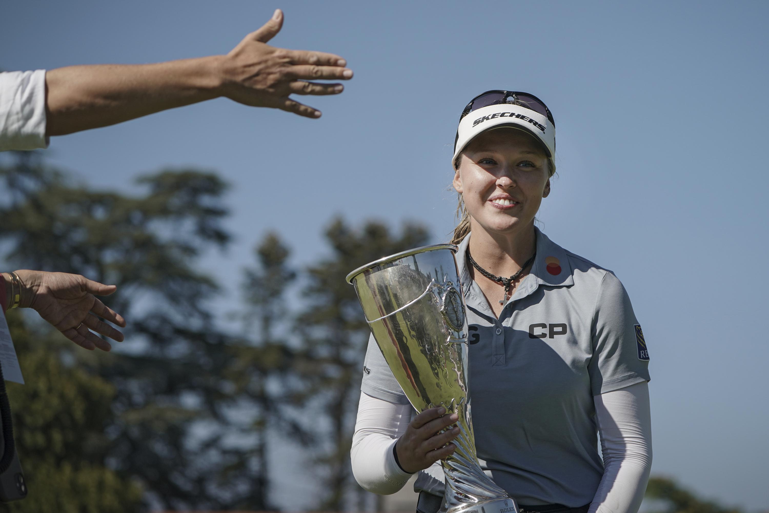 Henderson remporte un autre titre majeur de la LPGA, Finau mène au 3M Open