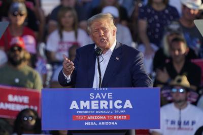 El expresidente Donald Trump durante un mitin, el domingo 9 de octubre de 2022, en Mesa, Arizona. (AP Foto/Matt York, Archivo)