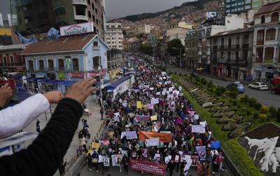 Manifestantes marchan contra la violencia de género, particularmente contra las desapariciones de mujeres y los feminicidios en La Paz, Bolivia, el lunes 31 de enero de 2022. (AP Foto/Juan Karita)