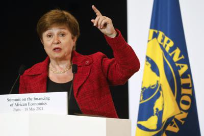 En esta imagen del 18 de mayo de 2021, la directora del Fondo Monetario Internacional, Kristalina Georgieva, habla al concluir la Cumbre de Financiamiento de Economías Africanas, en París. (Ludovic Marin vía AP, Pool, archivo)