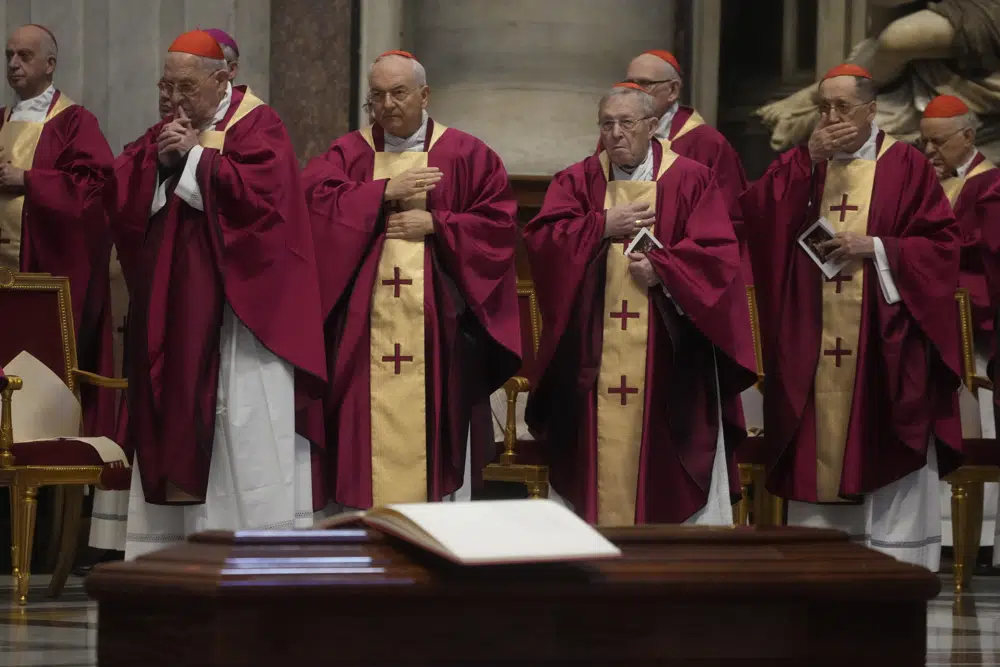 Cardenales y obispos rezan durante la ceremonia fúnebre del cardenal australiano George Pell en la Basílica de San Pedro en el Vaticano, el sábado 14 de enero de 2023. El cardenal Pell murió el martes en un hospital de Roma por complicaciones cardíacas luego de una cirugía de cadera.  Tenía 81 años. (Foto AP/Gregorio Borgia)