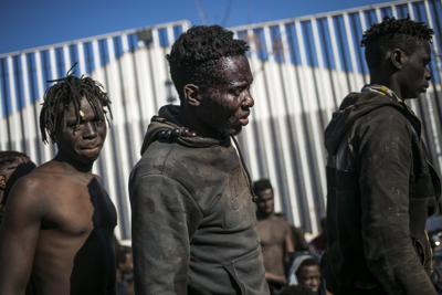 Migrantes arriban a un centro de detención después de cruzar desde Marruecos las cercas que separan el enclave español de Melilla, el miércoles 2 de marzo de 2022. (AP Foto/Javier Bernardo)
