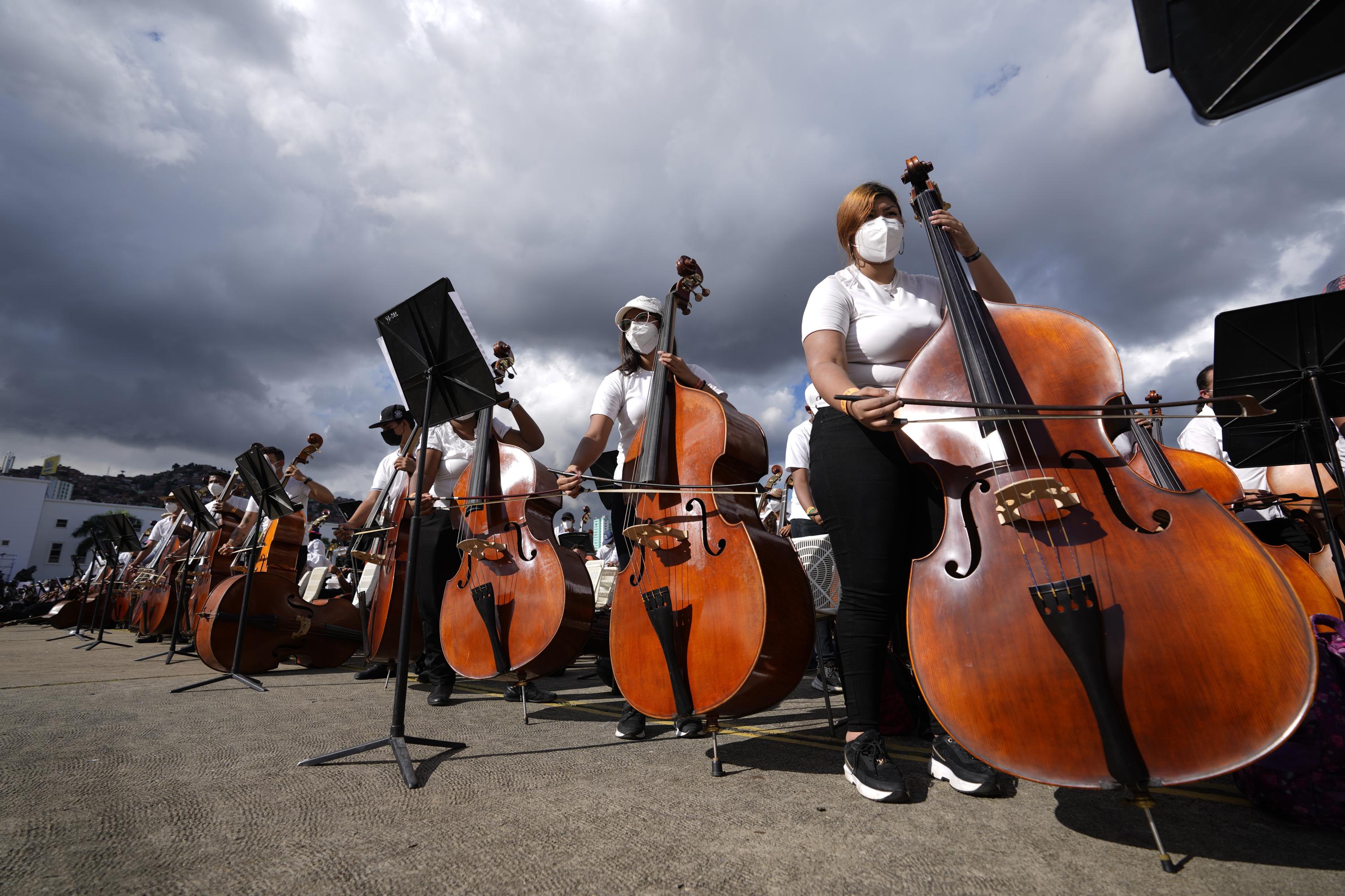 Músicos venezolanos persiguen récord de orquesta más grande del mundo