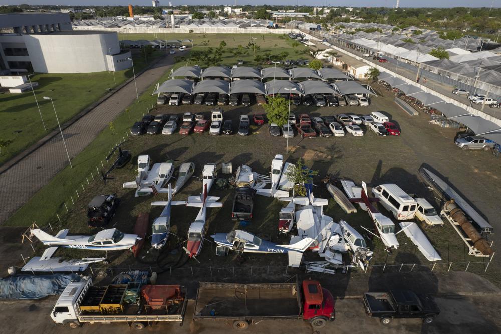 Aviones y helicópteros confiscados por su supuesta relación con la minería ilegal, en un patio de la Policía Federal en Boa Vista, en el estado de Roraima, Brasil, el miércoles 3 de noviembre de 2021. En el estado de Roraima, donde toda la minería de oro es ilegal, son esenciales para el transporte a remotas reservas indígenas. (AP Foto/Andre Penner)