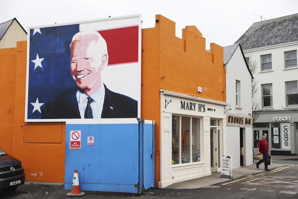 Un mural del presidente Joe Biden adorna el costado de una tienda en Ballina, Irlanda, el martes 4 de abril de 2023. La emoción crece en Ballina, una pequeña ciudad irlandesa que fue hogar de algunos de los antepasados ​​del presidente Joe Biden.  Biden tiene previsto visitar la ciudad la próxima semana, como parte de un viaje de cuatro días a Irlanda y la vecina Irlanda del Norte.  (Foto AP/Peter Morrison)