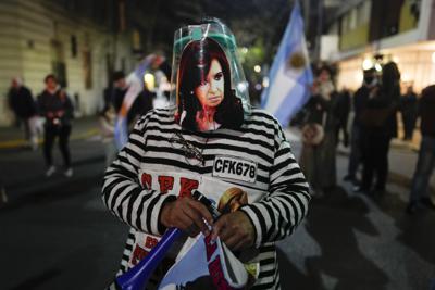 Fiscal pide 12 años de cárcel para Fernández de Kirchner | AP News