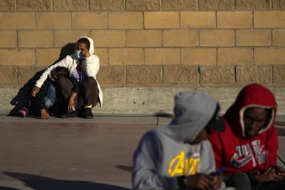 Personas que solicitaron asilo en Estados Unidos aguardan noticias sobre los cambios a las políticas en la frontera, el 19 de febrero de 2021, en Tijuana, México.  (Foto AP / Gregory Bull)