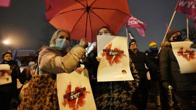 Mujeres muestran carteles durante una protesta antiaborto frente al Parlamento polaco en Varsovia, Polonia, el 1 de diciembre de 2021. (AP Foto/Czarek Sokolowski)