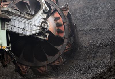 Una enorme excavadora dentro de una mina de lignito a cielo abierto cerca de la ciudad de Most, República Checa, el 12 de noviembre de 2015. (Foto AP/Petr David Josek, Archivo)