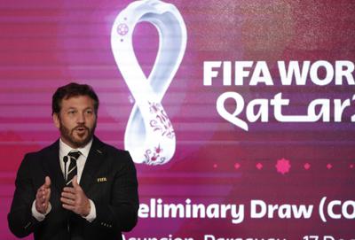ARCHIVO - El presidente de la CONMEBOL Alejandro Domínguez durante el sorteo de las eliminatorias mundialistas de Sudamérica, el 17 de diciembre de 2019, en Asunción. En una entrevista con AP; Domínguez redobla las críticas contra la propuesta del Mundial bienal impulsada por el presidente de FIFA Gianni Infantino y ve pocas posibilidades de que pueda cumplir con la promesa de más ingresos si las selecciones de Sudamérica y Europa no participan, tal como amenazan la entidad sudamericana y la UEFA. (AP Foto/César Olmedo)
UEFA to boycott the initiative. (AP Photo/Cesar Olmedo, File)