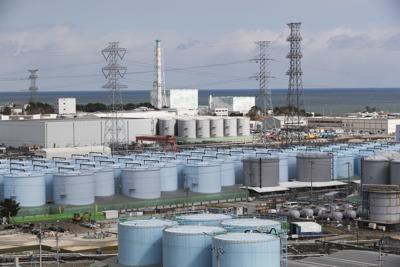 ARCHIVO - En esta fotografía del 27 de febrero de 2021, se muestran reactores nucleares y tanques de almacenamiento de agua en la planta de Fukushima Daiichi, en la localidad de Okuma, en la prefectura de Fukushima, en el noreste de Japón. (AP Foto/Hiro Komae, Archivo)