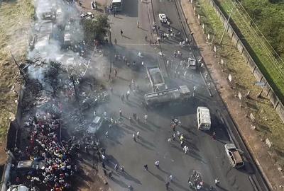 Fotografía de la Agencia Nacional de Manejo de Desastres de Sierra Leona, publicada el sábado 6 de noviembre de 2021, en la que se observan decenas de personas en el sitio donde estalló un camión cisterna en el suburbio de Wellington de la capital del país, Freetown. (NDMA vía AP)