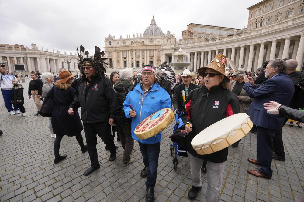 Miembros de la Asamblea de las Primeras Naciones caminan en la Plaza de San Pedro al final de su reunión con el Papa Francisco en el Vaticano, el jueves 31 de marzo de 2022. (Foto AP/Andrew Medichini)