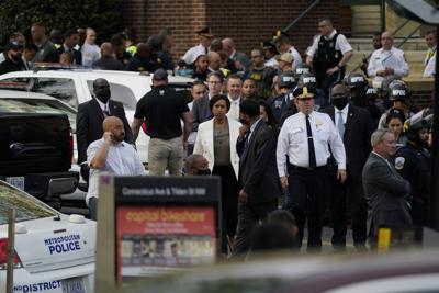 La alcaldesa del Distrito de Columbia, Muriel Bowser, camina cerca de la escena de un tiroteo el viernes 22 de abril de 2022, en el noroeste de Washington. (AP Foto/Carolyn Kaster)