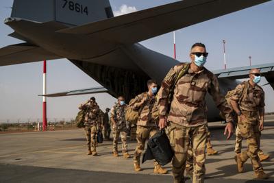 Soldados franceses llegan a Gao, Mali, al descender del avión de carga C130 de la Fuerza Aérea de Estados Unidos, en la base militar en Niamey, Níger, el miércoles 9 de junio de 2021. (AP Foto/Jerome Delay)