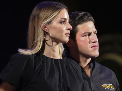 En esta imagen del 7 de junio de 2021, la YouTuber Mariana Rodríguez y Samuel García, quien ganó las elecciones a la gobernación de Nuevo León, asisten a una celebración en la Macroplaza de Monterrey, en el estado de Nuevo León, México. (AP Foto/Roberto Martínez, Archivo)