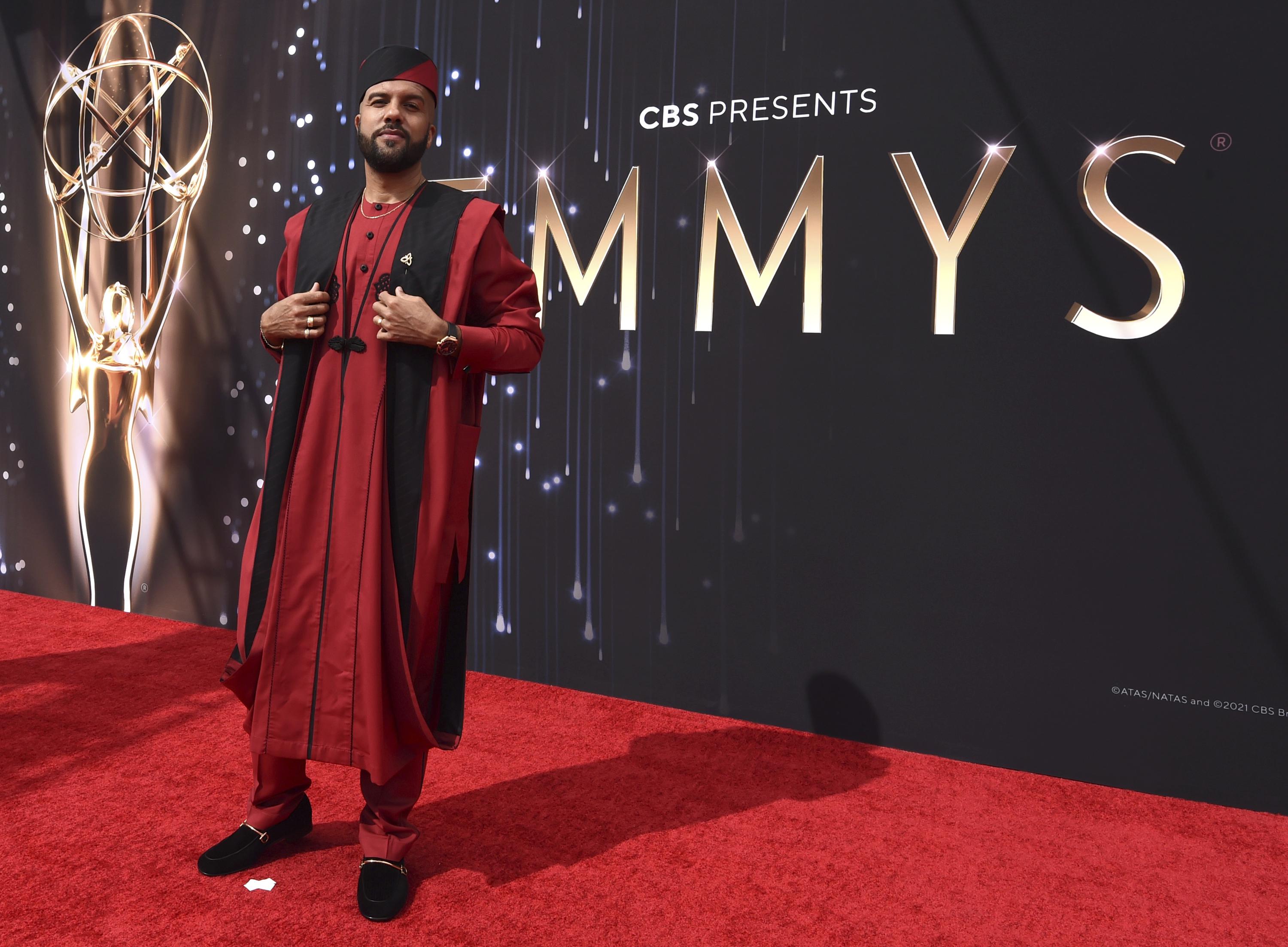 3000px x 2205px - Emmys: O-T Fagbenle rocks Nigerian look, Porter wears wings | AP News