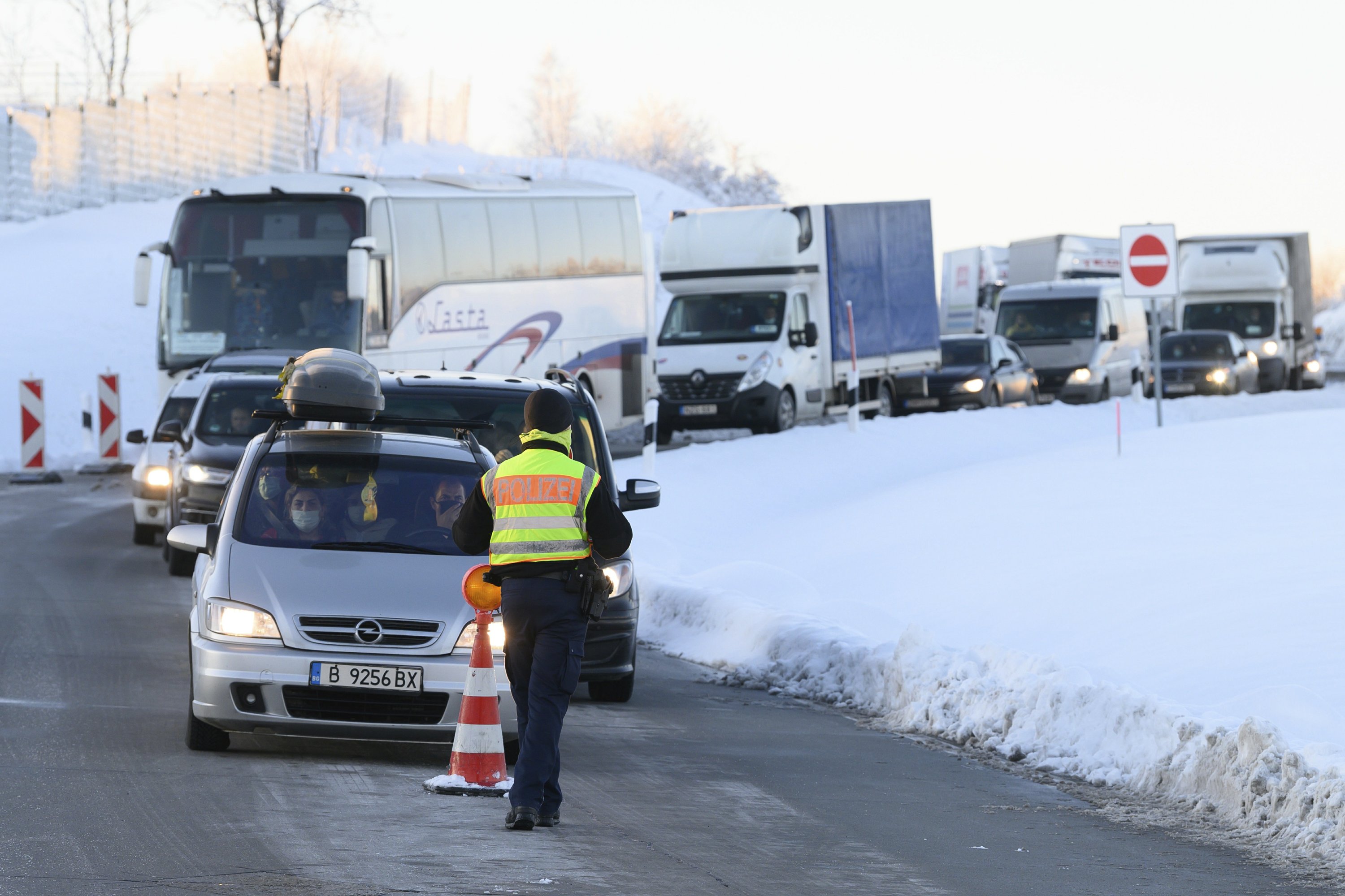 Germany intensifies border investigations to keep virus variants out