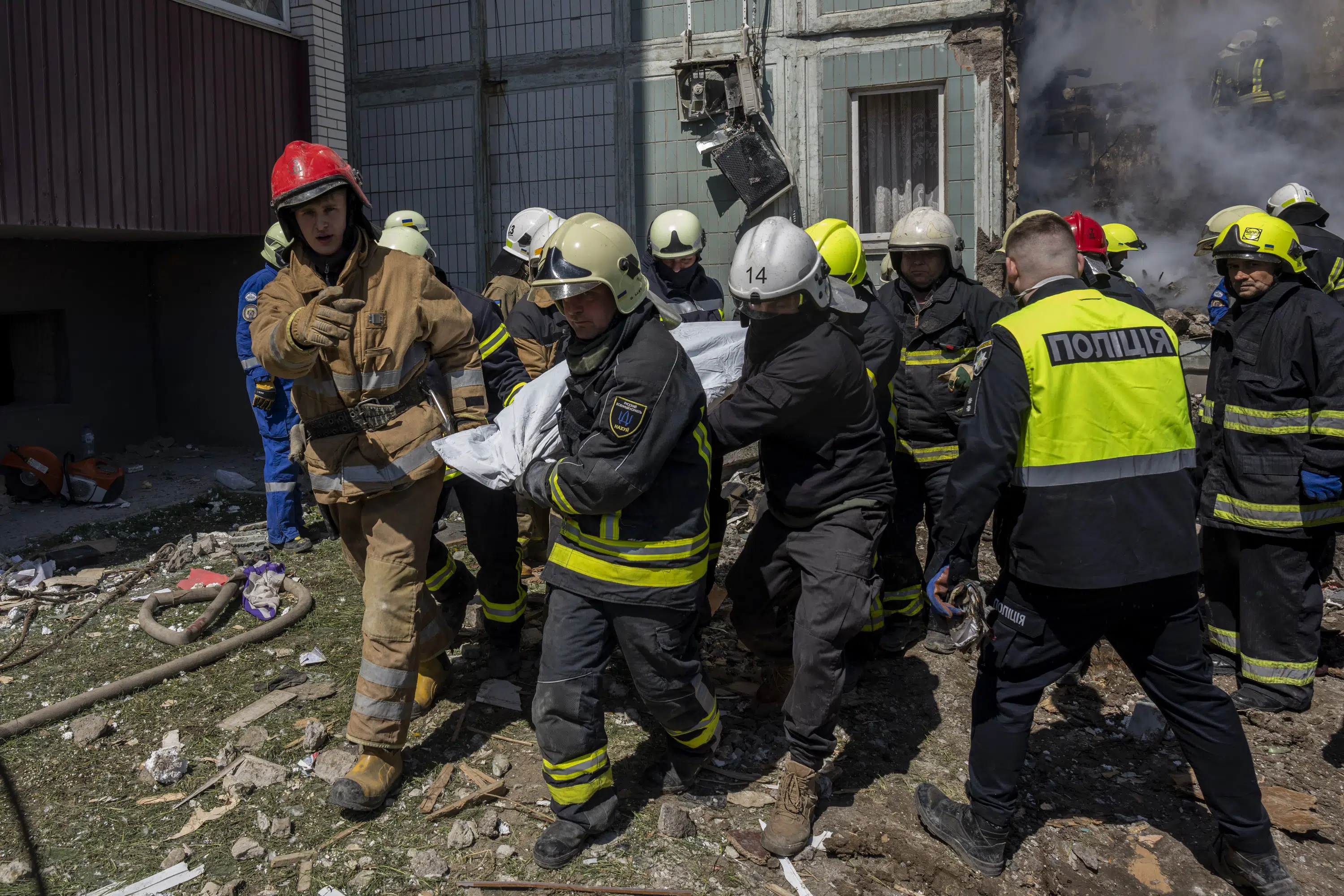 俄罗斯在乌克兰发动导弹和无人机袭击，造成 23 人死亡