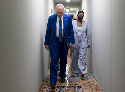 El líder de la mayoría del Senado, el demócrata Chuck Schumer, cruza un pasillo del Capitolio en Washington, el miércoles 22 de junio de 2022. (Foto AP/J. Scott Applewhite)