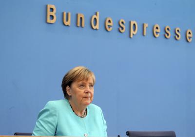 La canciller alemana Angela Merkel en su conferencia de prensa anual de verano en Berlín, Alemania, el jueves 22 de julio de 2021.  (Wolfgang Kumm/dpa vía AP)