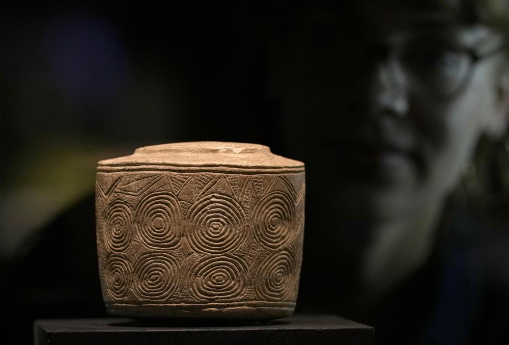 El tambor de tiza Burton Agnes, hallado en una tumba del año 3000 a.C., en la exposición "The World of Stonehenge" en el Museo Británico de Londres, el lunes 14 de febrero de 2022. (Foto AP/Alastair Grant)