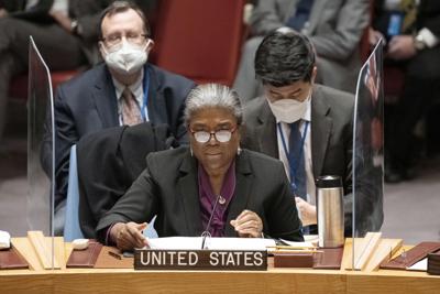 En esta imagen proporcionada por Naciones Unidas, la embajadora de Estados Unidos ante Naciones Unidas, Linda Thomas-Greenfield, habla en una reunión de emergencia del Consejo de Seguridad de Naciones Unidas el lunes 21 de febrero de 2022. (Evan Schneider/Naciones Unidas via AP)